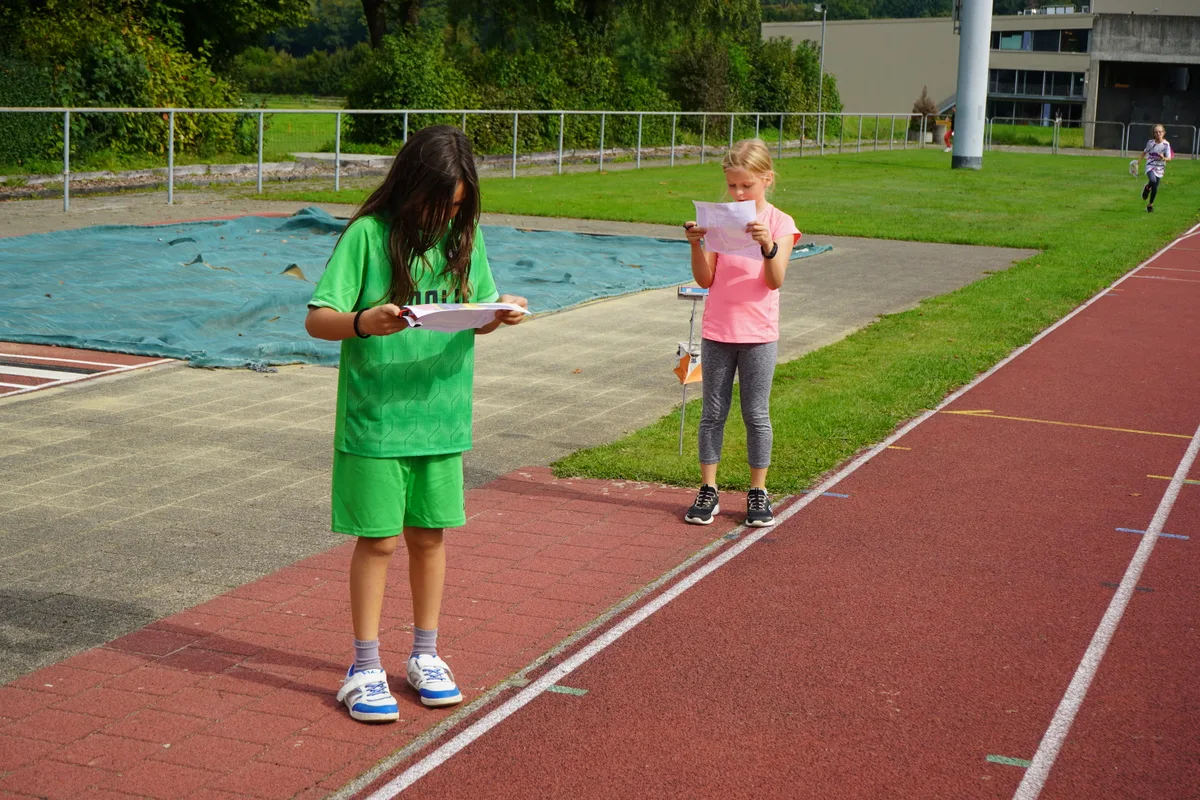 Kinder der 4. Klasse nehmen am Programm «OL-Stars in der Schule» teil.